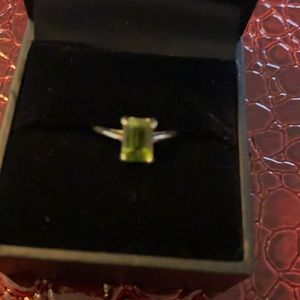Ladies Peridot Ring.
